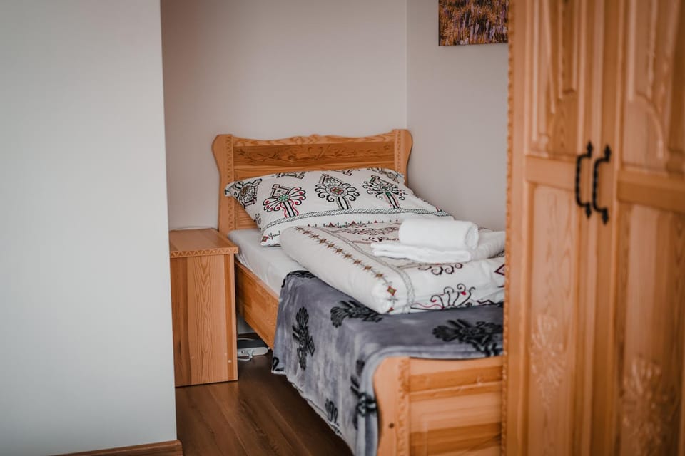 Bed, Photo of the whole room, wardrobe