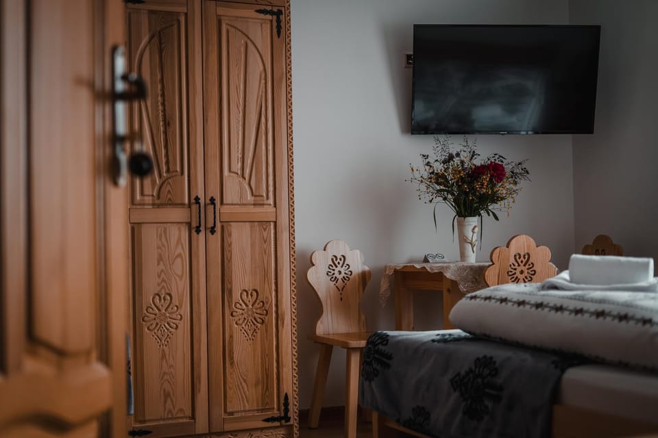 Photo of the whole room, Bedroom, wardrobe