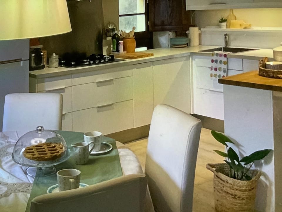 Coffee/tea facilities, Kitchen or kitchenette, Food and drinks, Dining area, Food, minibar
