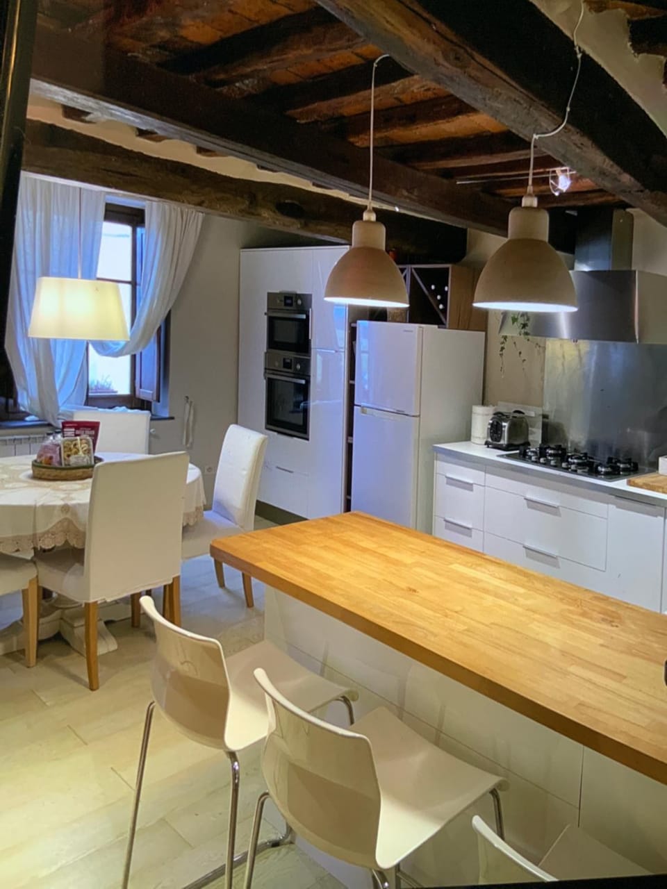 Kitchen or kitchenette, Dining area