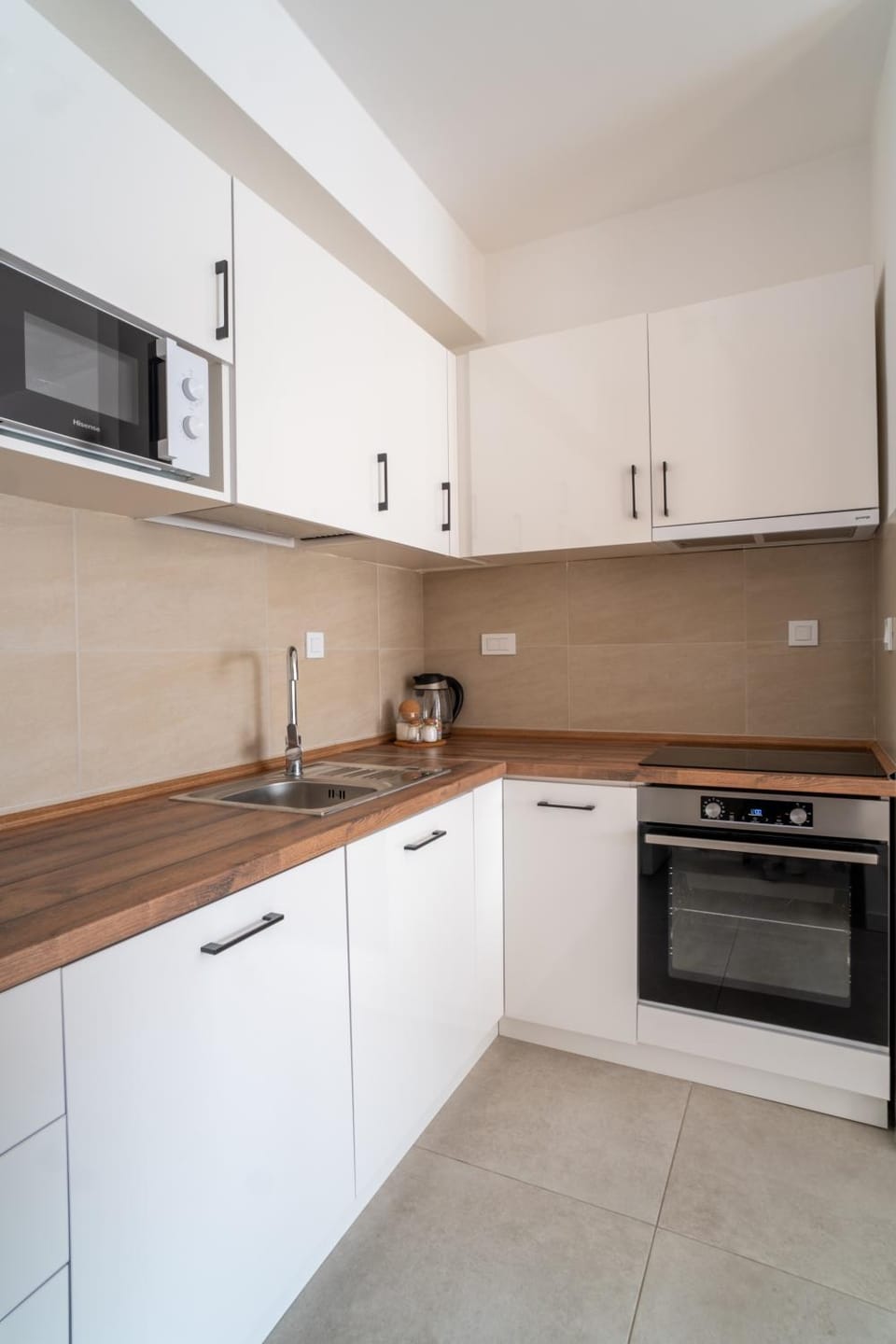 Coffee/tea facilities, Kitchen or kitchenette, Communal kitchen, dishwasher, stove, kitchen, kitchen