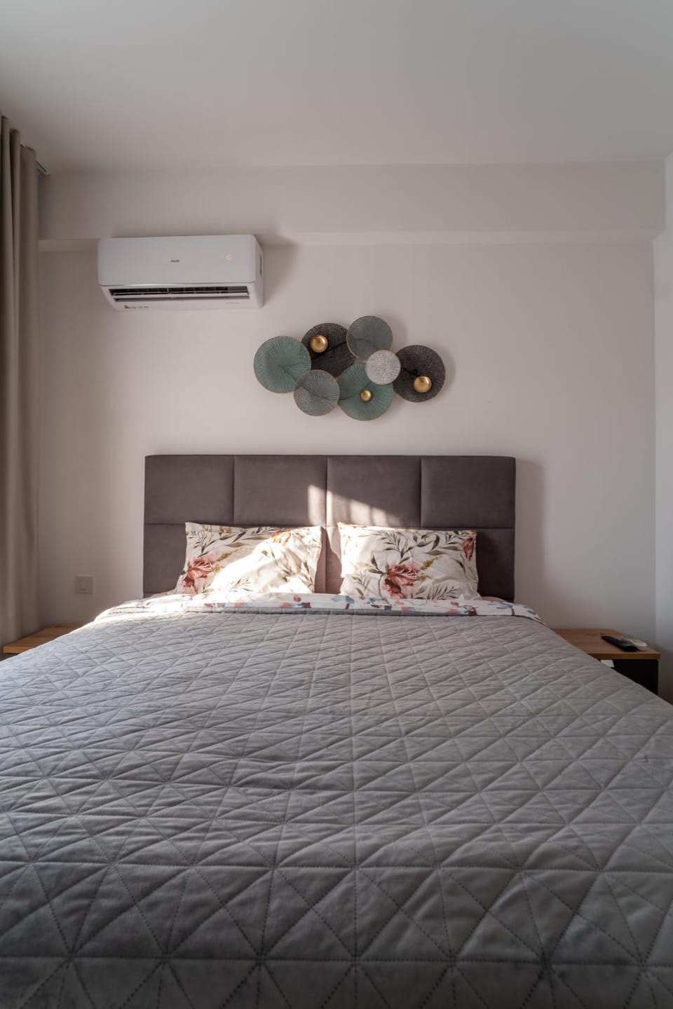 Bed, Photo of the whole room, Bedroom, air conditioner, air conditioner
