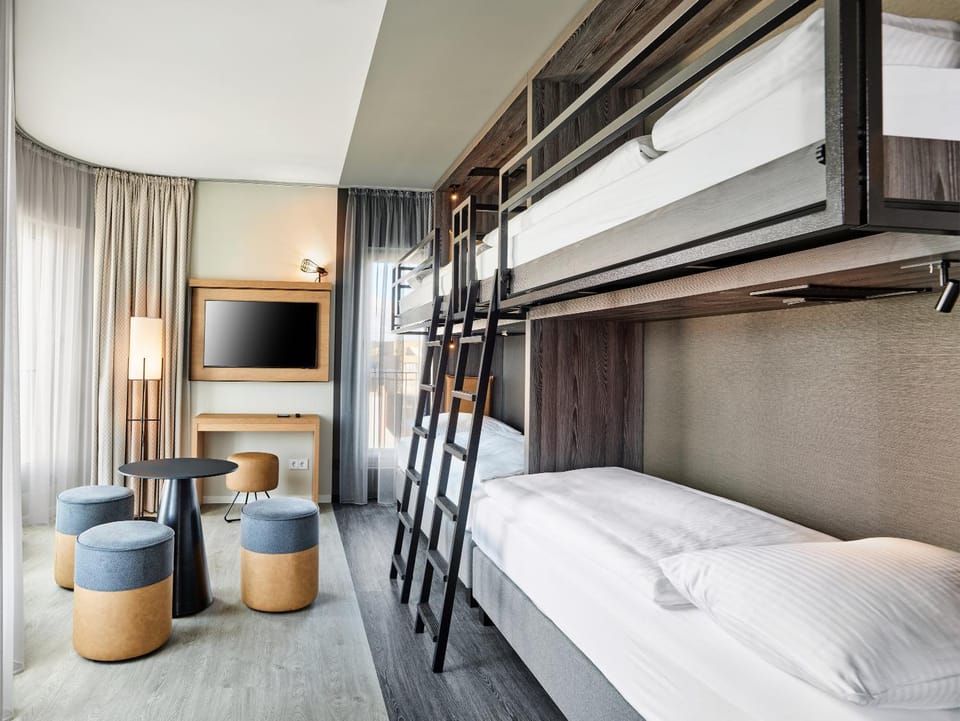 TV and multimedia, Seating area, bunk bed