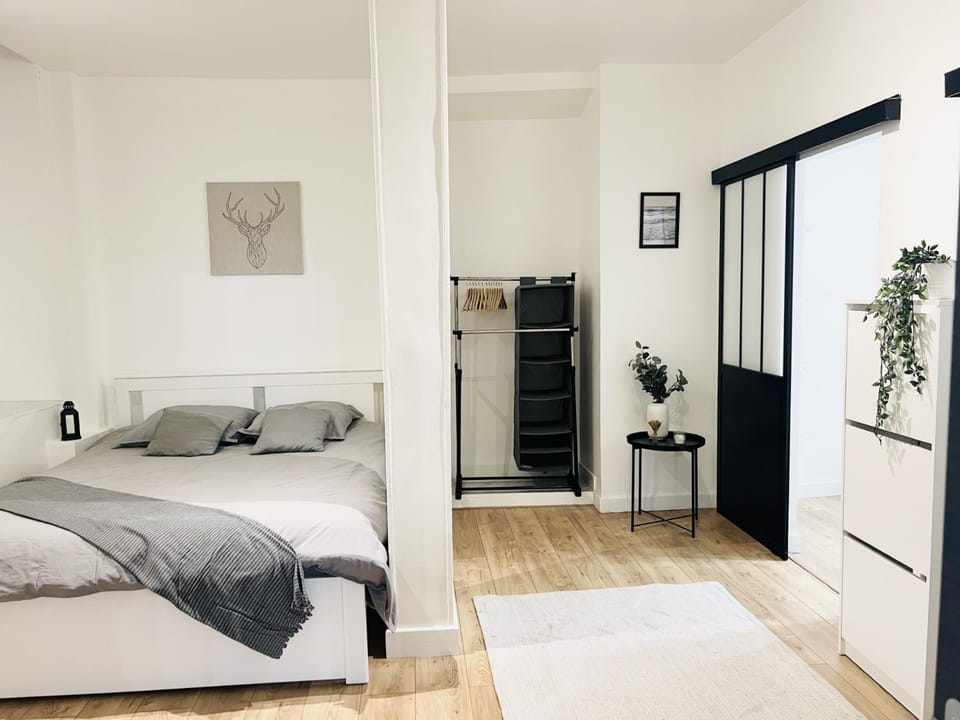 Bed, Photo of the whole room, Bedroom, wardrobe