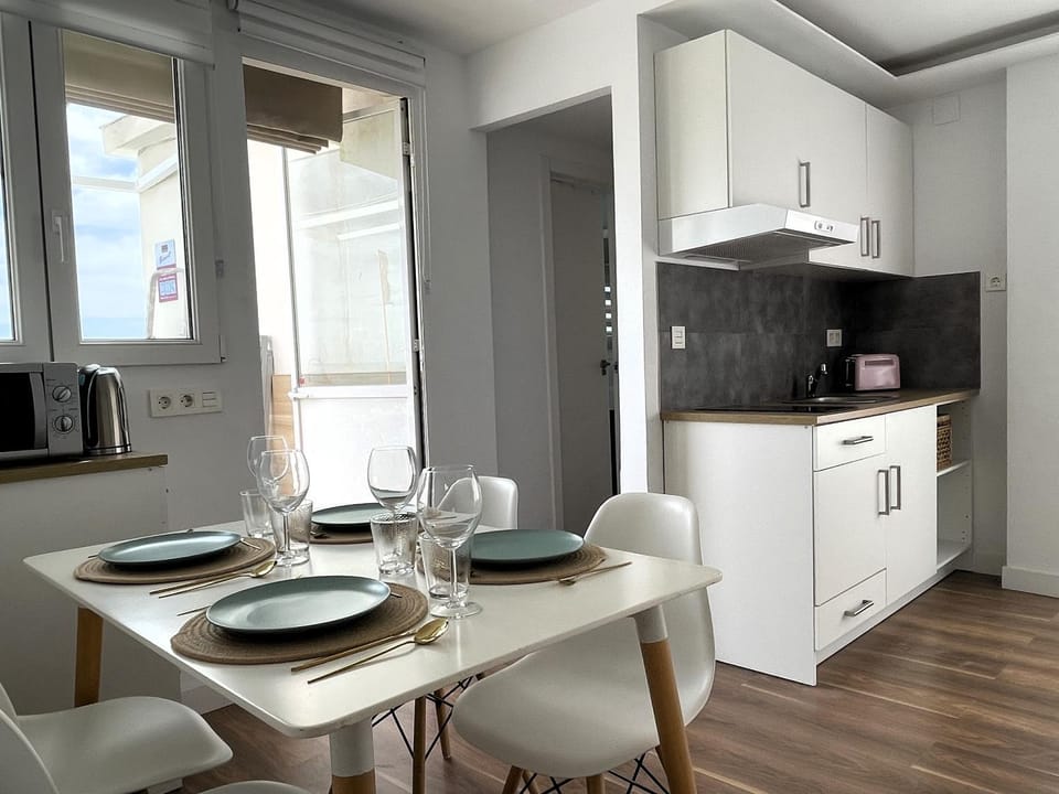 Coffee/tea facilities, Kitchen or kitchenette, Dining area, minibar, stove, toaster