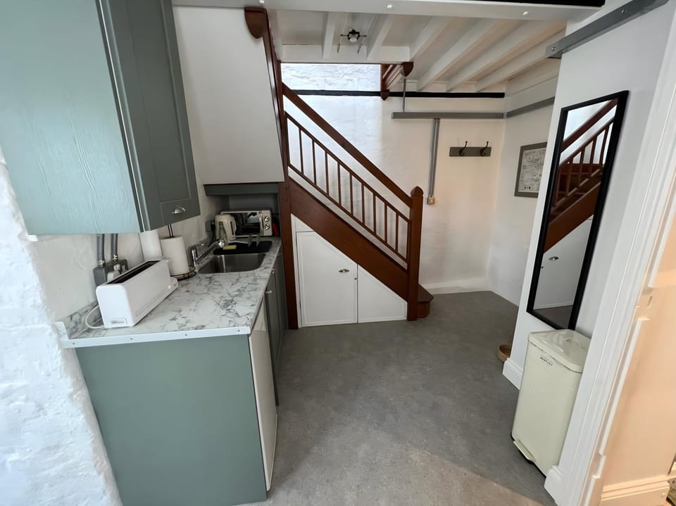 Kitchen or kitchenette, minibar