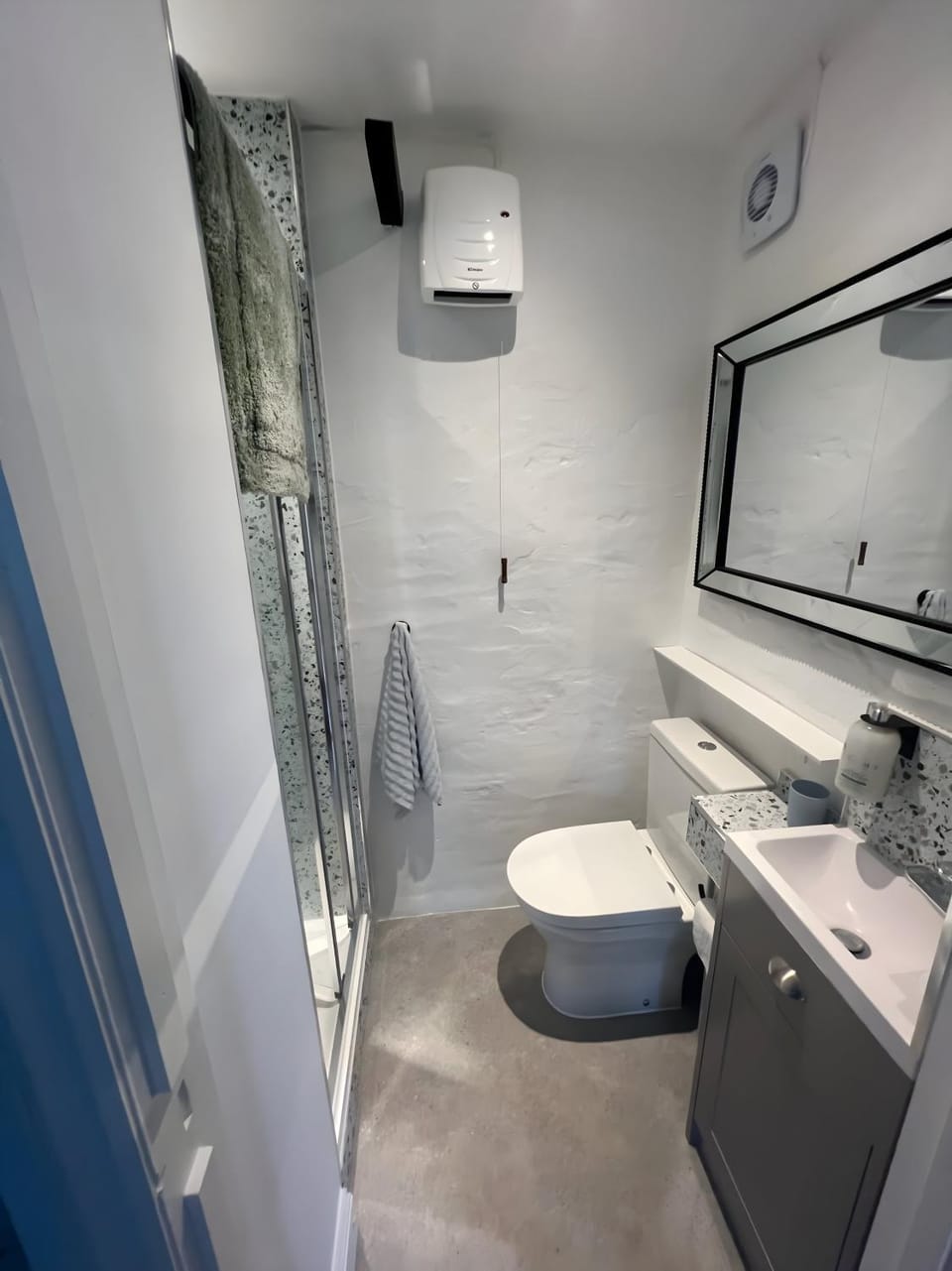 Shower, Toilet, Bathroom, towels
