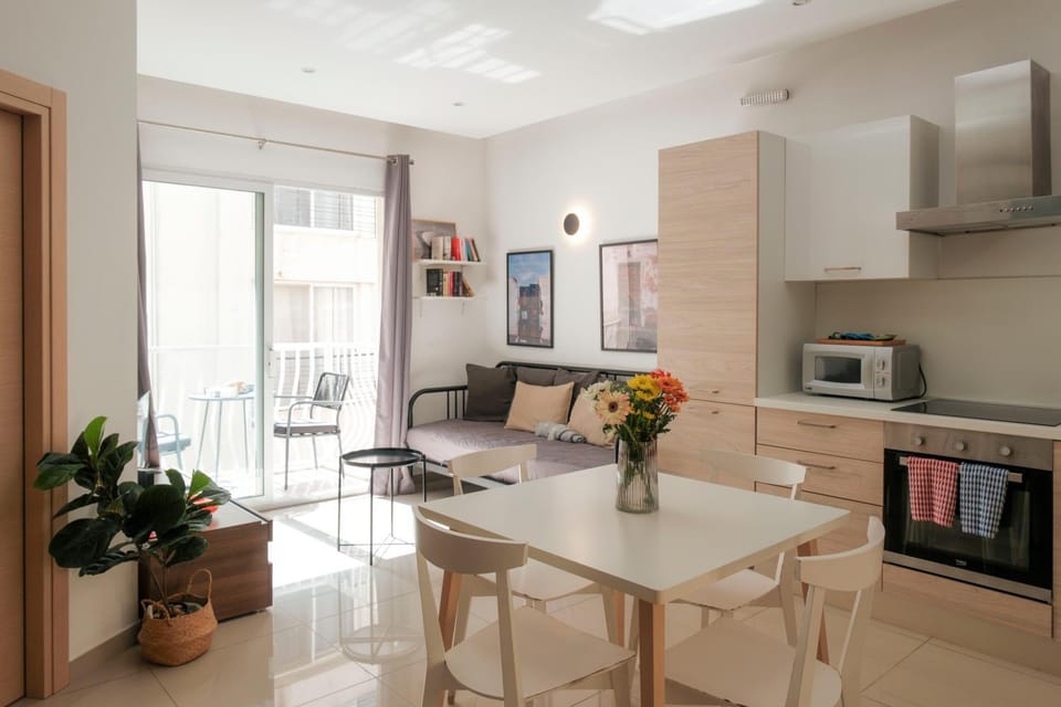 Kitchen or kitchenette, Living room, Seating area, Dining area