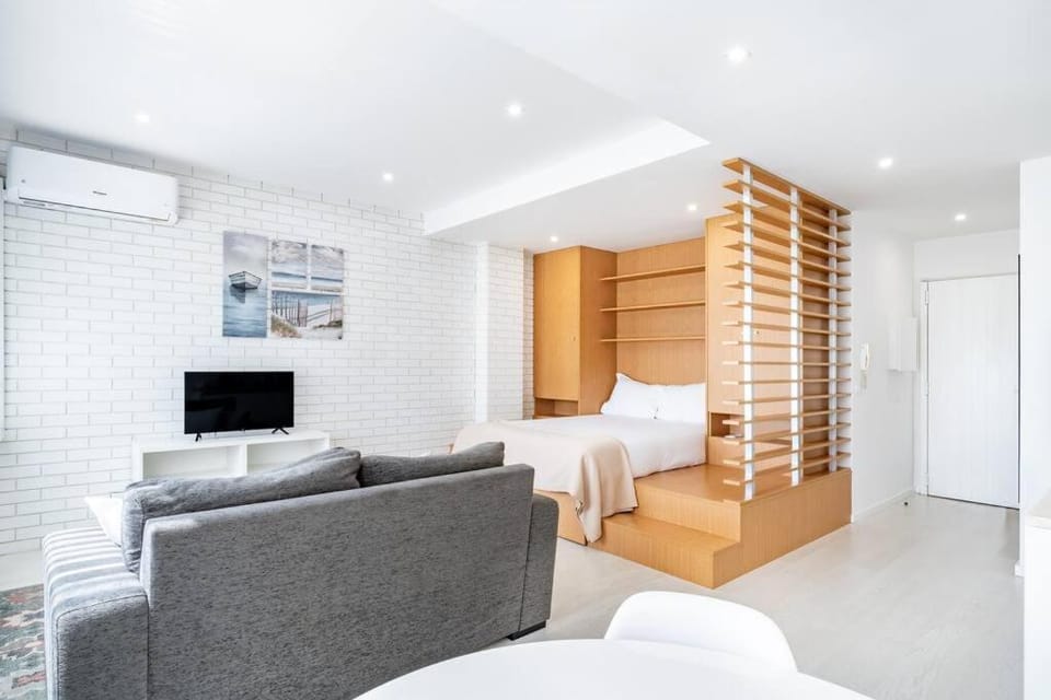 Bed, TV and multimedia, Living room