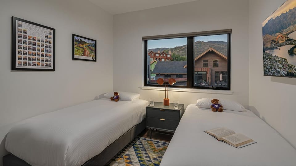 Bed, Bedroom, Mountain view