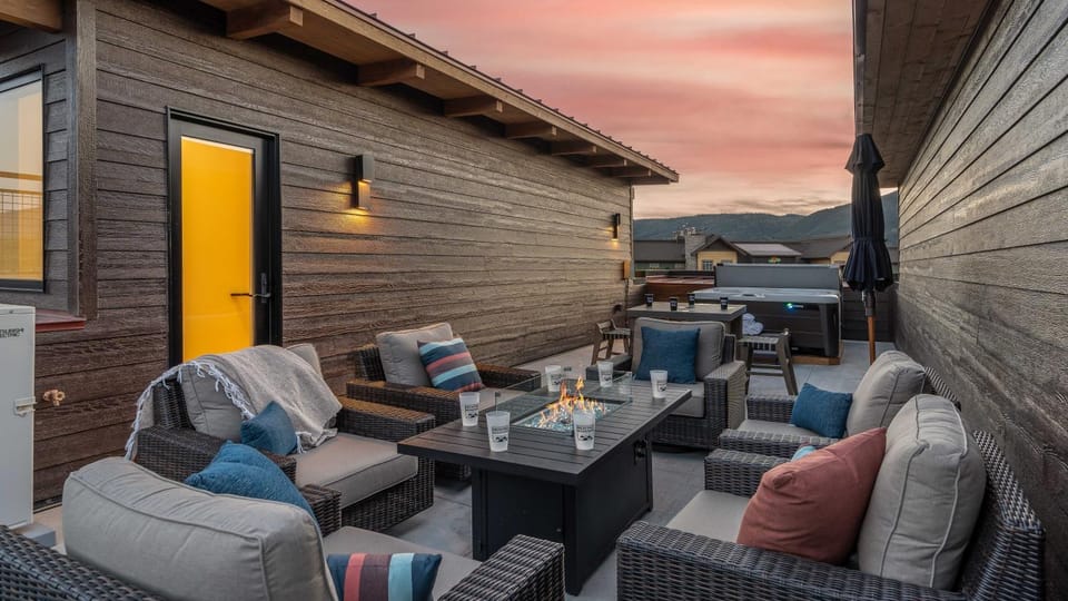Patio, Hot Tub, Seating area, Mountain view