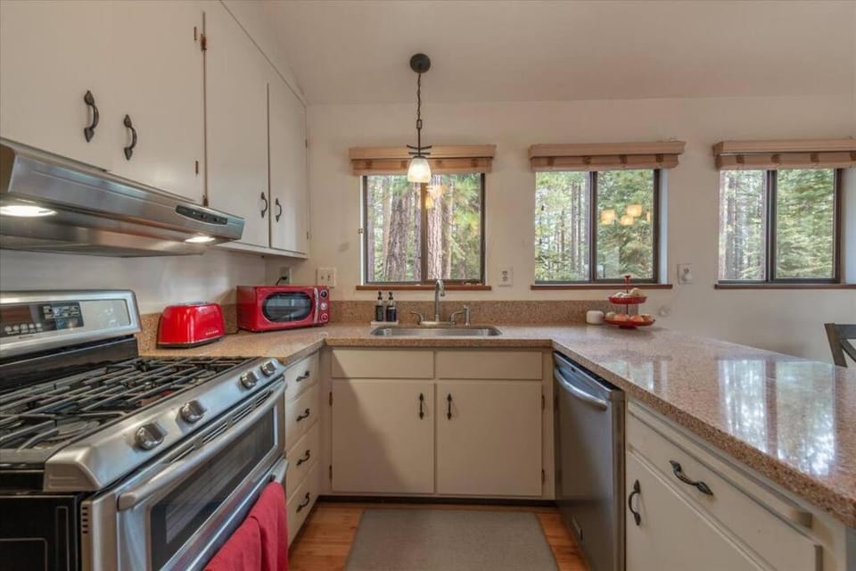Kitchen or kitchenette, dishwasher, minibar, pet friendly, stove, toaster