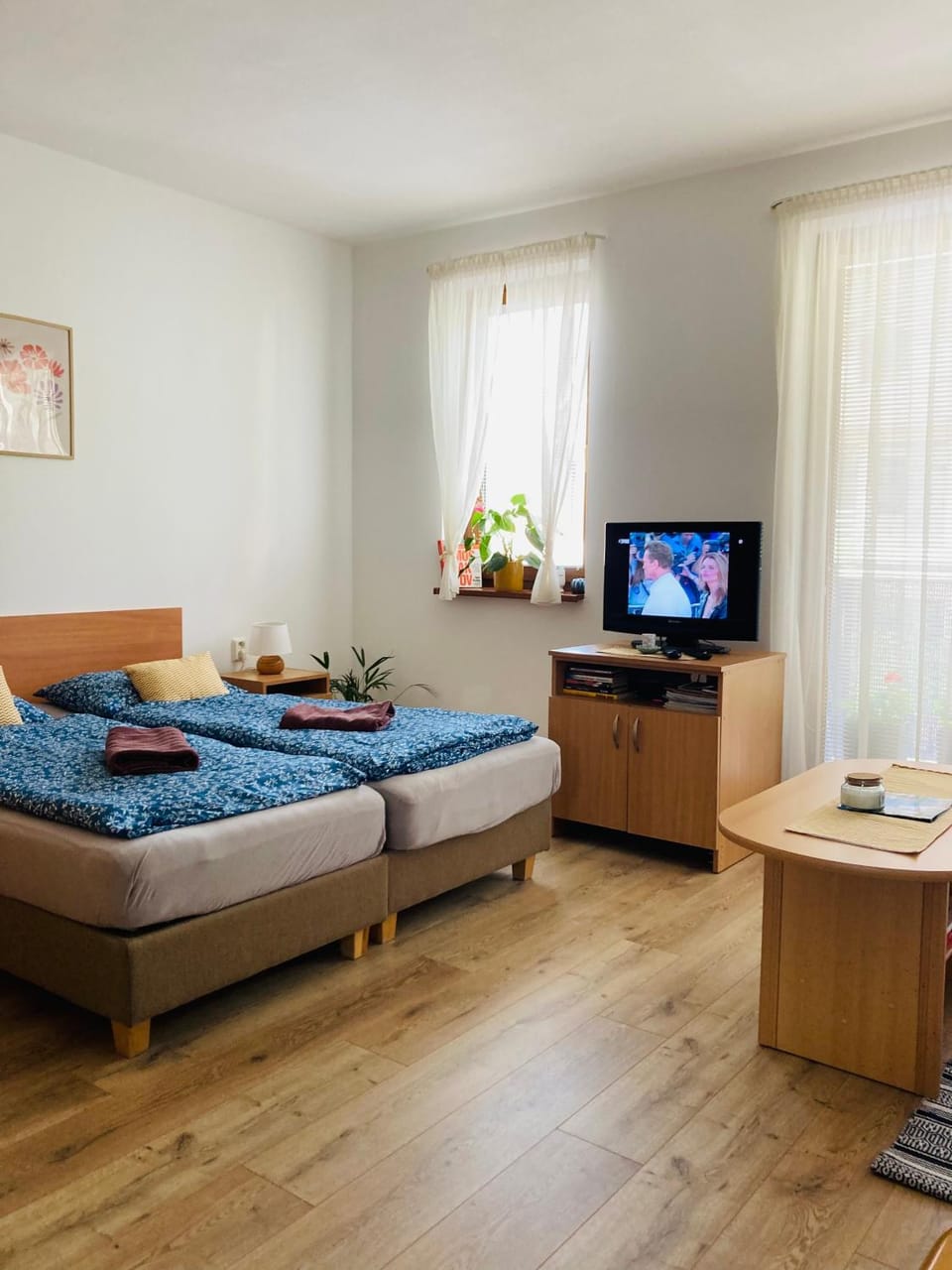 Bed, TV and multimedia, Bedroom