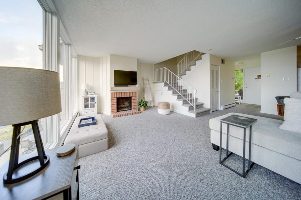 Lakeside Retreat in Dewittville with Pool Access! Apartment in Lake Erie