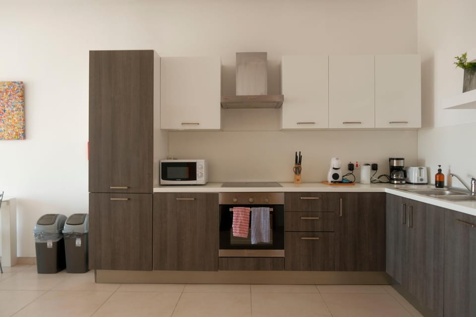 Coffee/tea facilities, Kitchen or kitchenette, microwave, oven, stove, toaster