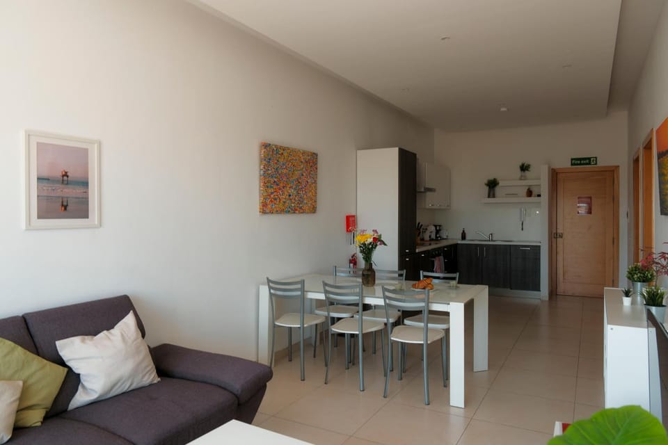 Kitchen or kitchenette, Living room, Seating area, Dining area, stove