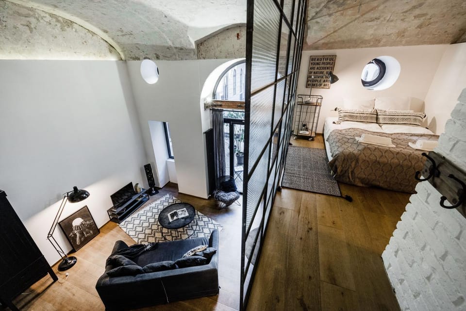 Bed, TV and multimedia, Living room, Photo of the whole room, Seating area, Bedroom
