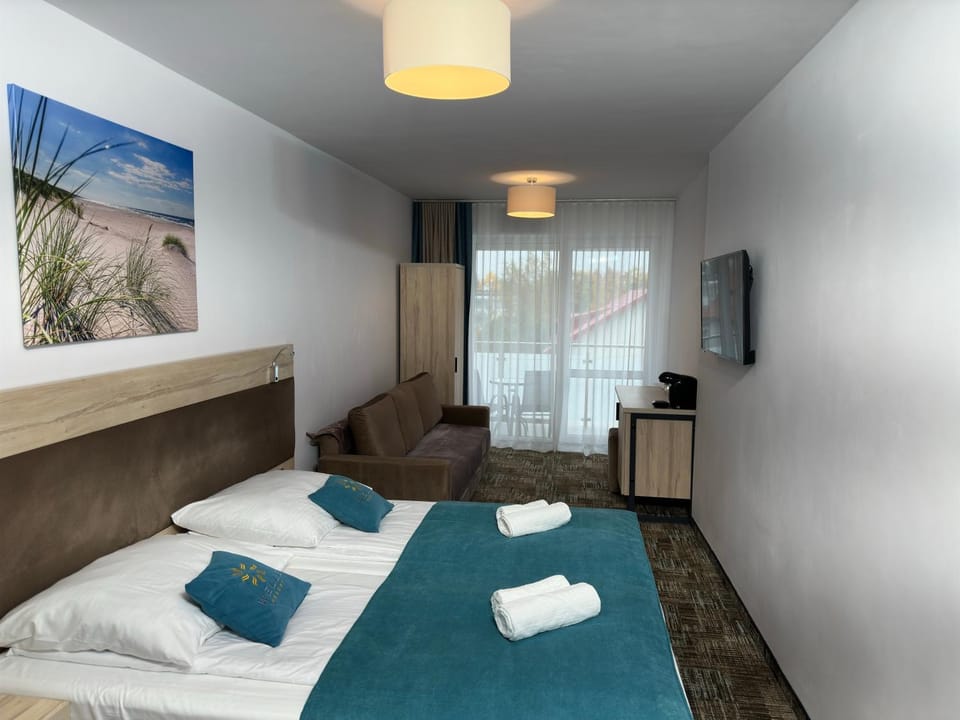 Bed, TV and multimedia, Photo of the whole room, Bedroom