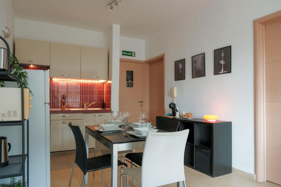 Kitchen or kitchenette, Dining area, oven, stove