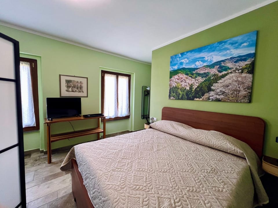 Bed, TV and multimedia, Photo of the whole room, Bedroom