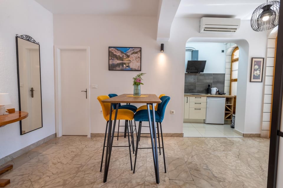 Kitchen or kitchenette, Seating area, Dining area