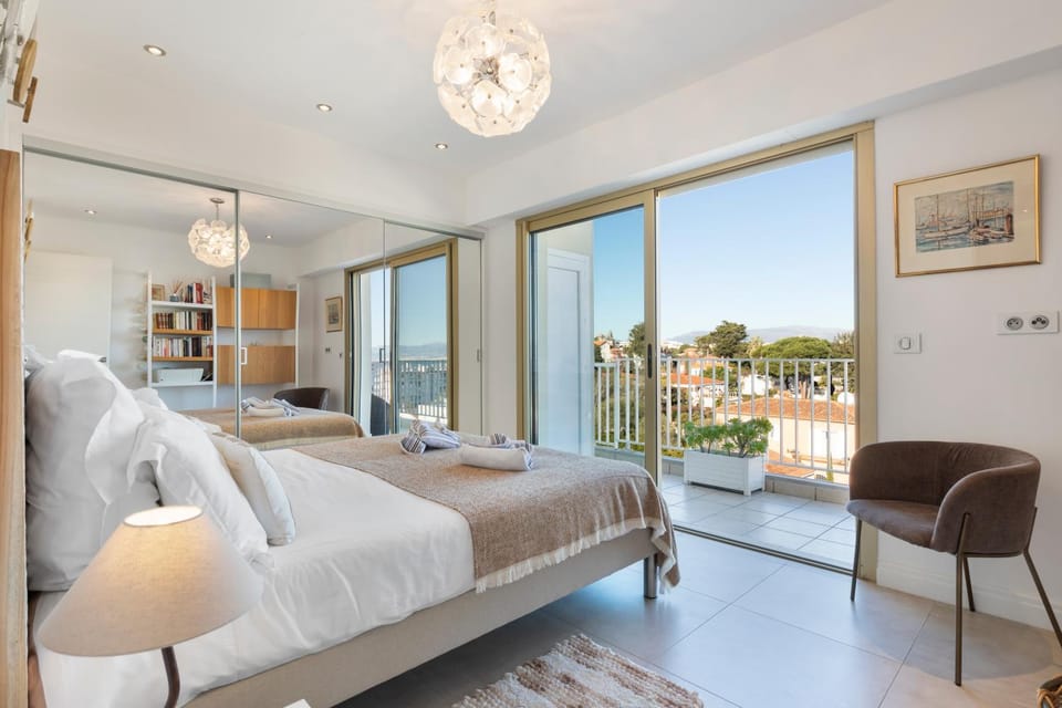 View (from property/room), Balcony/Terrace, Bedroom