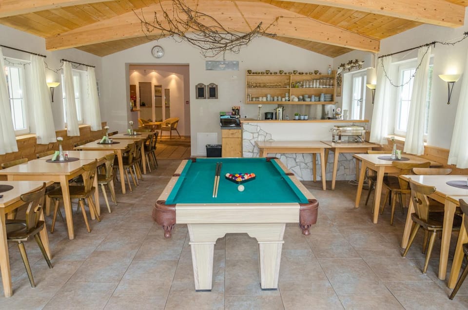 Billiard, Game Room