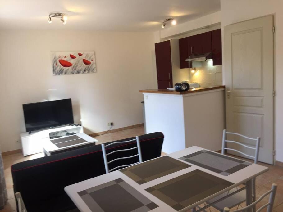 Gîte les coquelicots 2 Quartier résidentiel ( 2 * ) House in L'Isle-sur-la-Sorgue