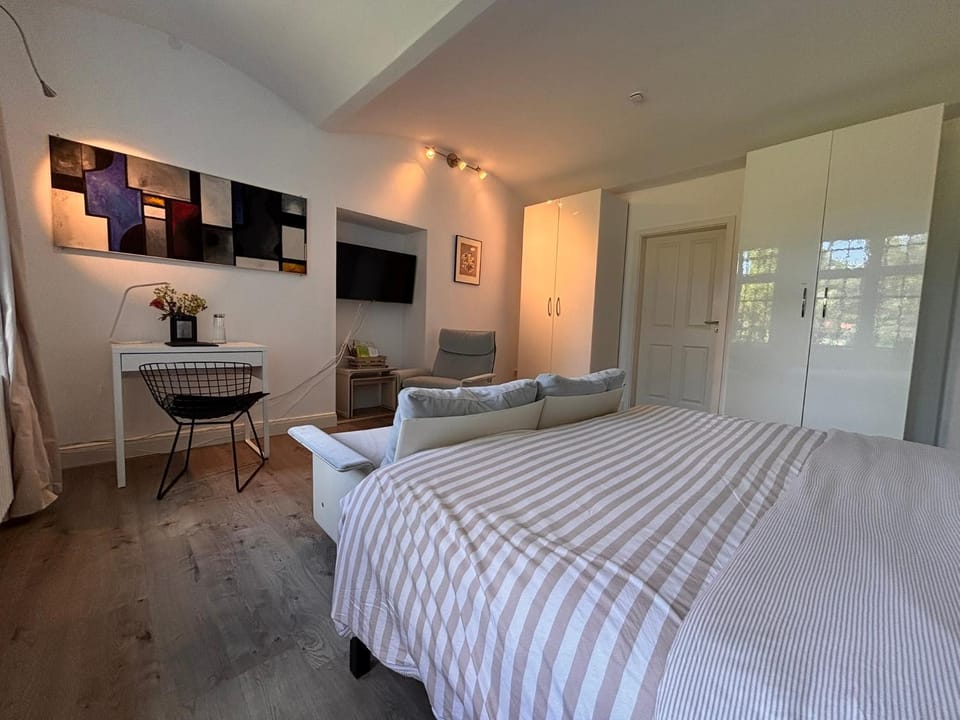Photo of the whole room, Guests