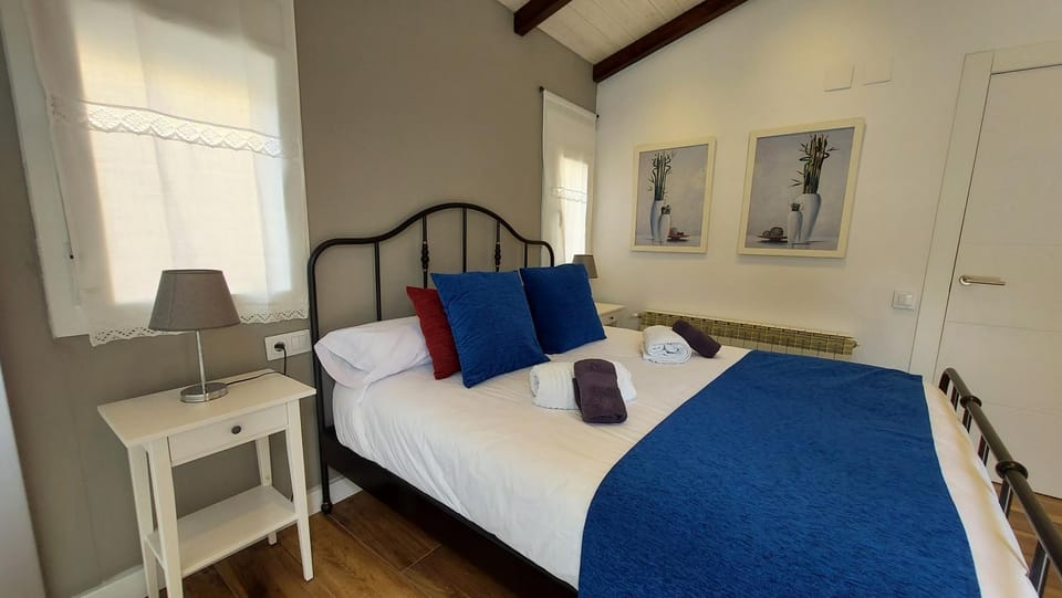 Photo of the whole room, Bedroom, Garden view, wardrobe
