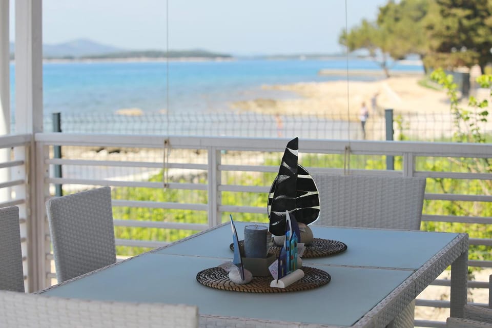 Day, Natural landscape, View (from property/room), Balcony/Terrace, Dining area, Beach, Sea view