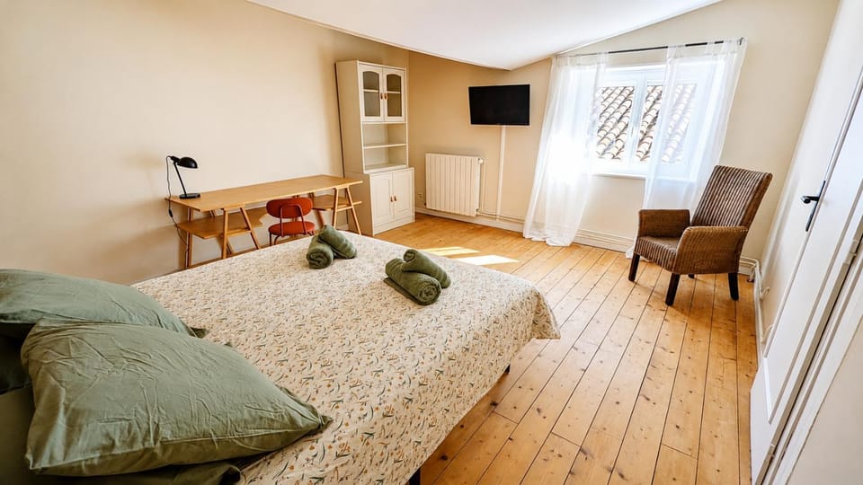 Bed, TV and multimedia, Bedroom