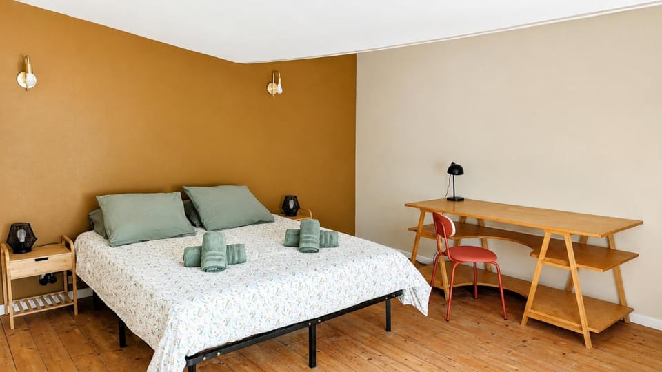 Bed, TV and multimedia, Seating area, Bedroom, internet