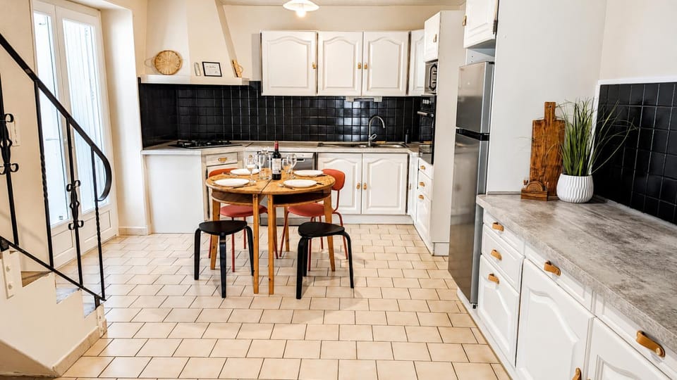 Kitchen or kitchenette, Dining area, Meals, dishwasher, microwave, oven, stove, kitchen