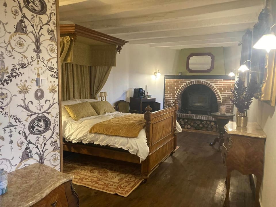 Bed, TV and multimedia, Photo of the whole room, Seating area, Bedroom, flat iron