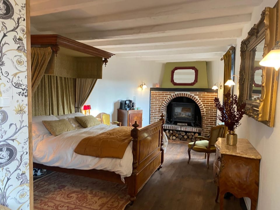 Bed, TV and multimedia, Coffee/tea facilities, View (from property/room), Other, Decorative detail, Seating area, Bedroom, Guests, River view, Area and facilities, Breakfast, Continental breakfast, Buffet breakfast, flat iron, heating, internet, locker, storage, towels, wedding