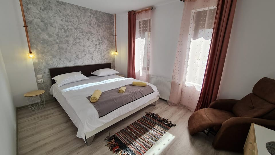 Bed, Photo of the whole room, Seating area, Bedroom