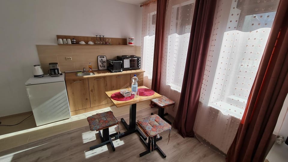 Coffee/tea facilities, Kitchen or kitchenette, minibar, pet friendly, stove