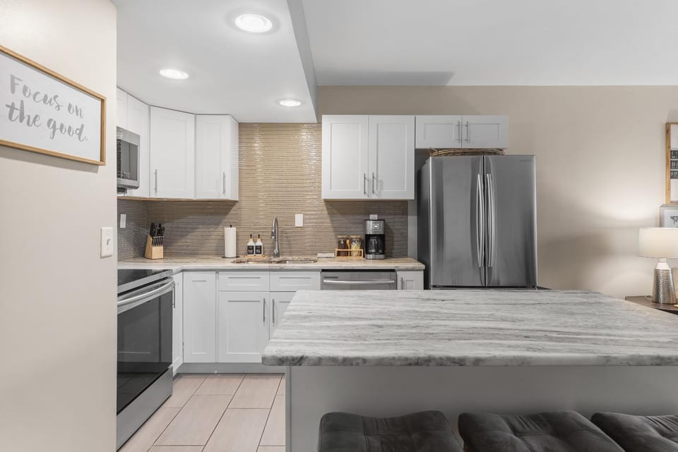Coffee/tea facilities, dishwasher, oven, stove, kitchen