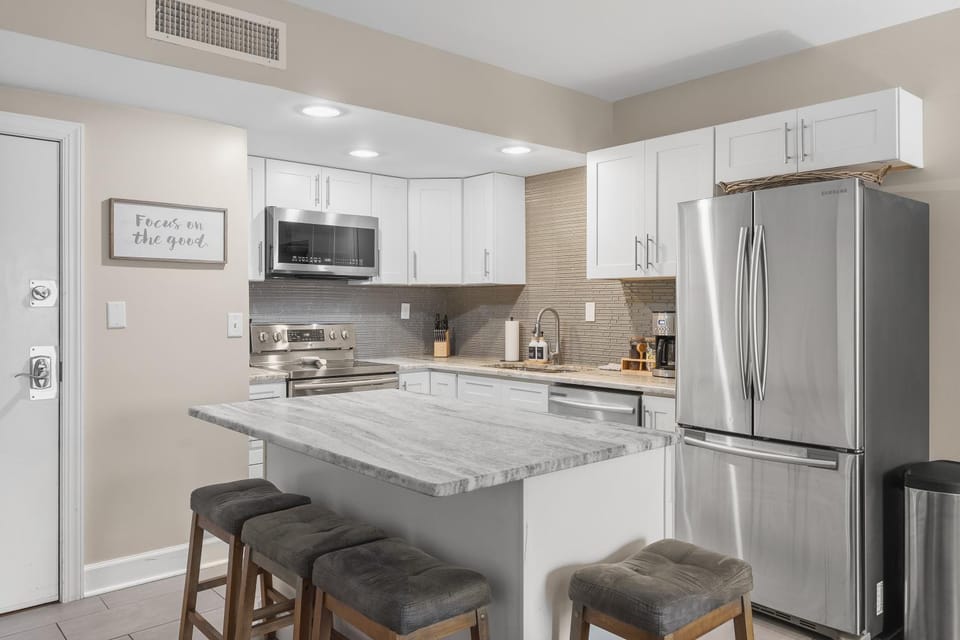 Coffee/tea facilities, Dining area, dishwasher, microwave, kitchen