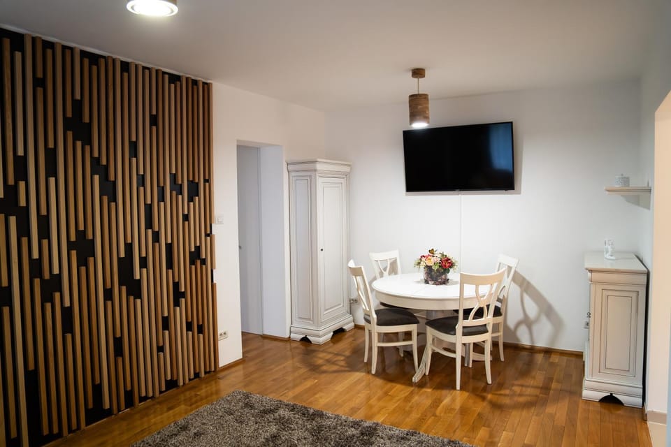 TV and multimedia, Living room, Seating area, Dining area