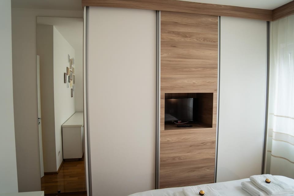 TV and multimedia, Bedroom, wardrobe