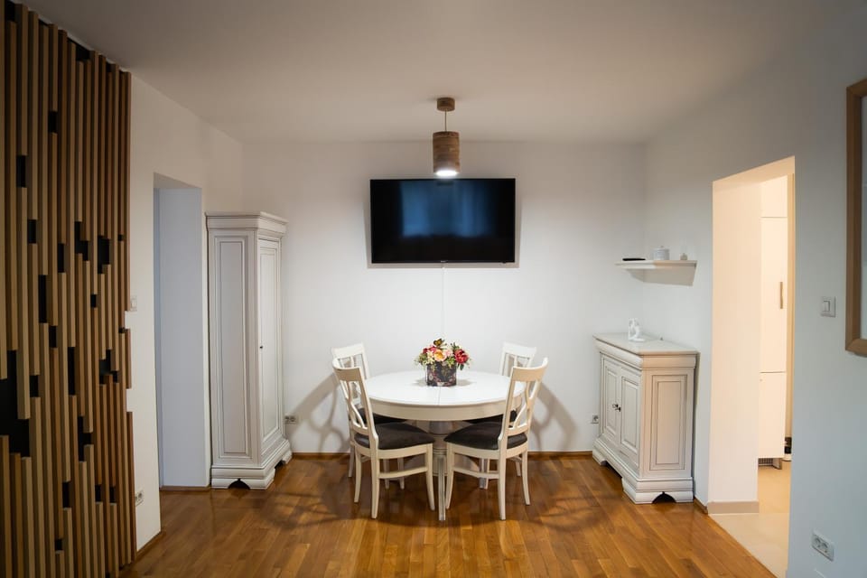 TV and multimedia, Living room, Seating area, Dining area