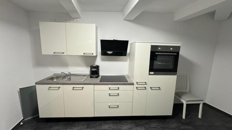 Kitchen or kitchenette, oven, pet friendly, stove