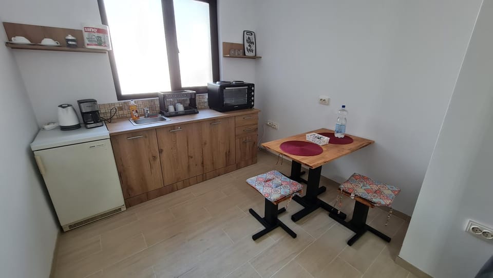 Coffee/tea facilities, Kitchen or kitchenette, Dining area, pet friendly, stove