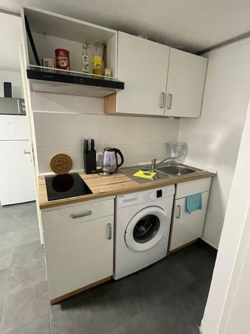 Kitchen or kitchenette, stove, washing machine