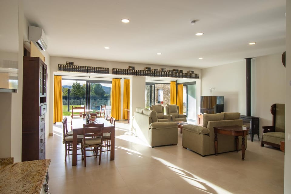 Communal lounge/ TV room, TV and multimedia, Living room, Seating area, Dining area