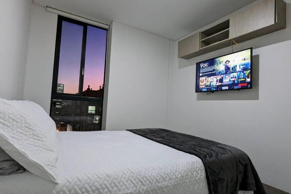 Bed, TV and multimedia, Photo of the whole room, Bedroom