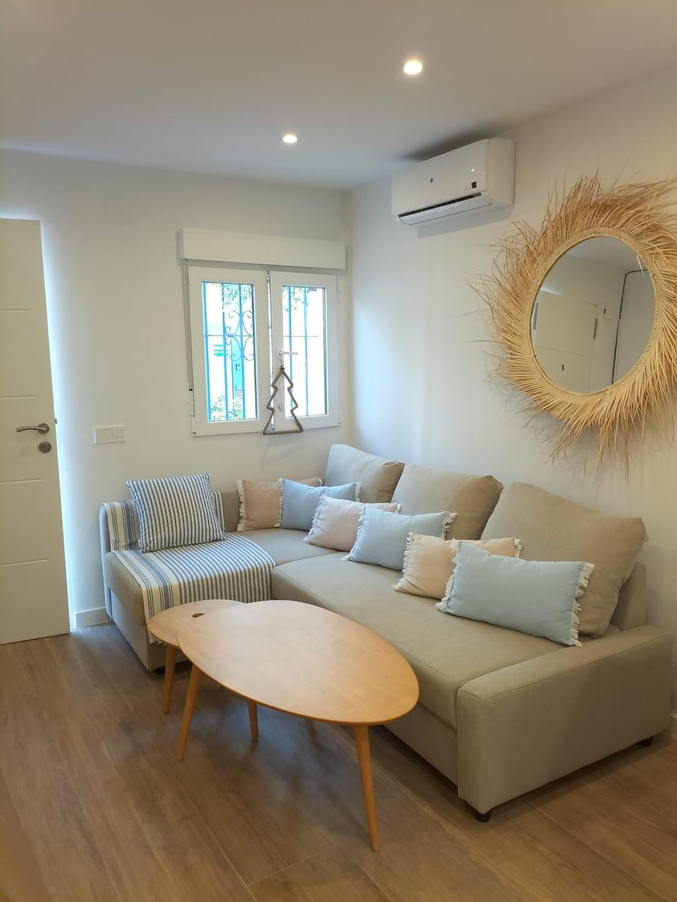 Living room, Seating area, air conditioner