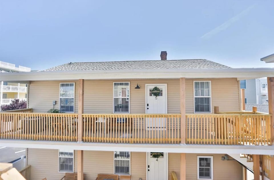 Fully renovated 3Bdr apt 1.5 block from the beach Apartment in Wildwood